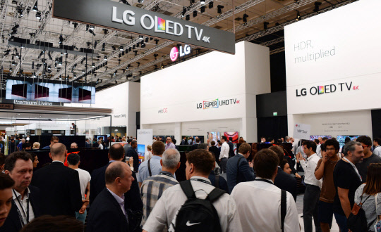 독일 베를린에서 열리고 있는 유럽 최대 가전전시회 IFA 2016에서 관람객들이 LG전자 부스를 살펴보고 있다. LG전자는 역대 최대 규모인 5220㎡의 부스를 마련했다. <LG전자 제공>